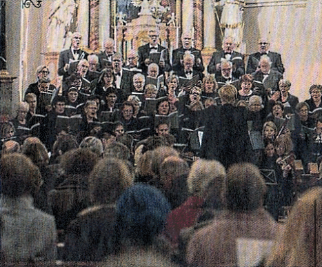 Beeindruckende Klangkulisse des Peter-und-Paul-Chors aus Oberägeri in der Steinhauser Kirche St. Matthias