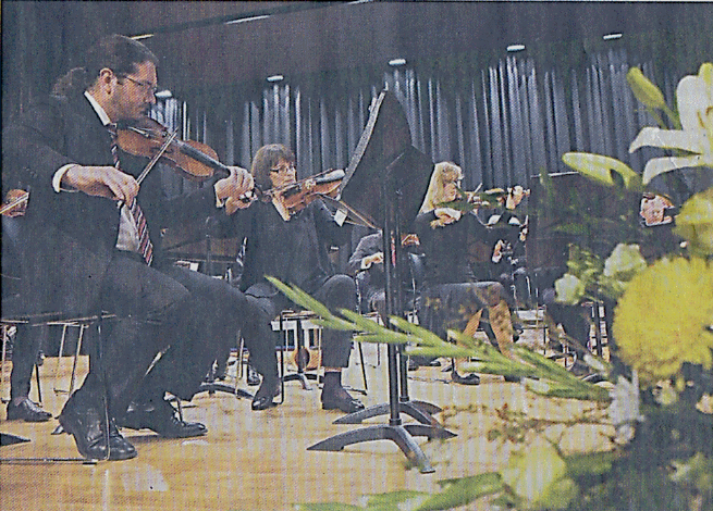 Das verstärkte Orchester spielte Kompositionen von Caspar Diethelm und Dani Häusler.