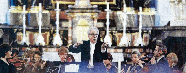 Das Ägeritalorchester und die Zuger Singlüüt am Freitagabend in der Kirche St. Jakob in Cham. Bild Stefan Kaiser
