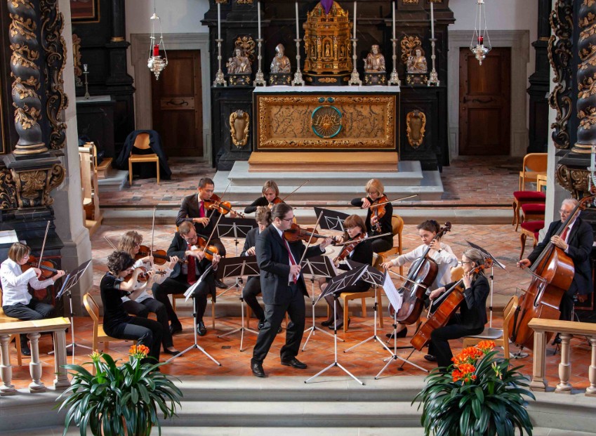 Das Ägeritalorchester und Solist Adrian Häusler (vorne Mitte) in der Marienkirche in Unterägeri